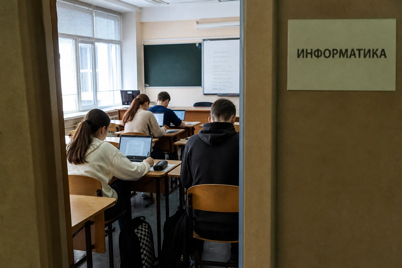 Почему новые программы AI-грамотности для школ часто оказываются пустым маркетингом